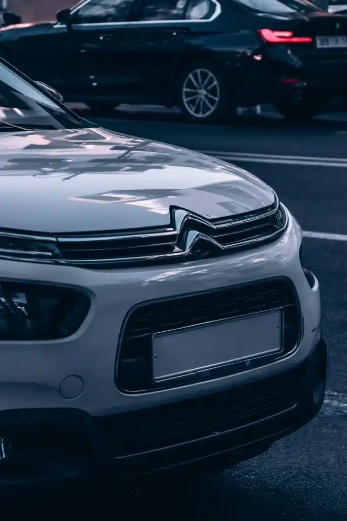 gros plan sur la face avant d’un véhicule citroën neuf, design moderne et logo distinctif en milieu urbain ​​