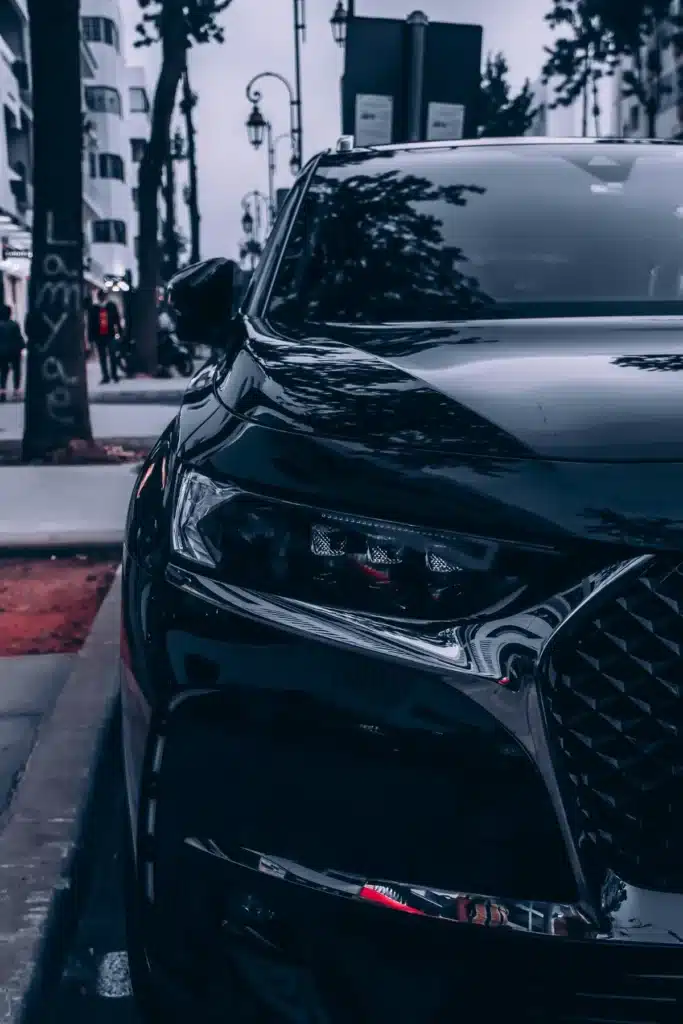 véhicule occasion citroën stationné au crépuscule, lumière dorée du soleil couchant sur la carrosserie noire