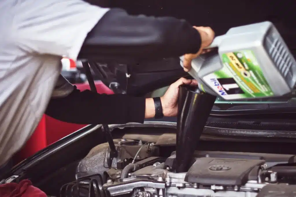 versement d’huile moteur dans le cadre d’un entretien auto pour assurer la performance et la longévité du véhicule.