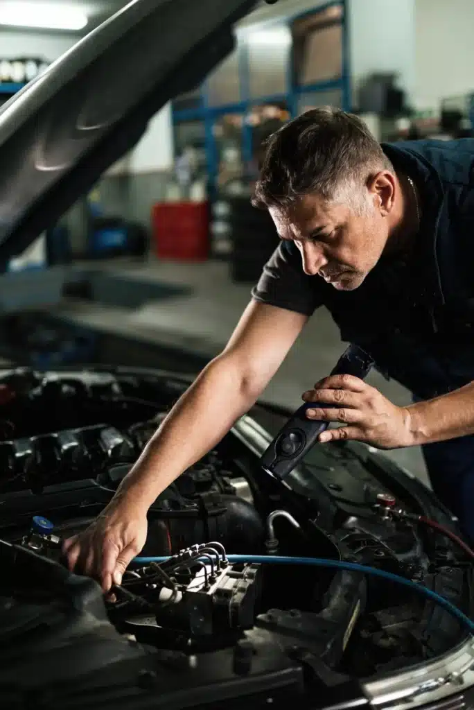 diagnostic moteur réalisé par un garagiste expérimenté en réparation auto ​​






